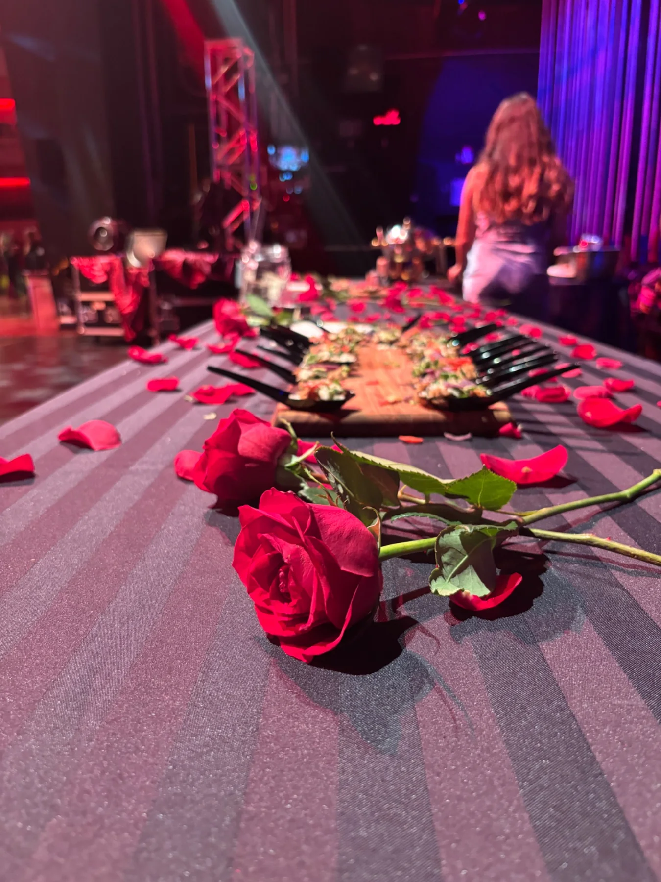 SERVANT hors d'oeuvres displayed on black spoons with red roses